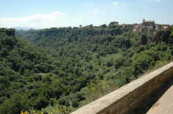 059_panoramica_su_Castel_Sant'Elia_e_in_fondo_Nepi_affacciate_sulla_gola.jpg (125650 byte)